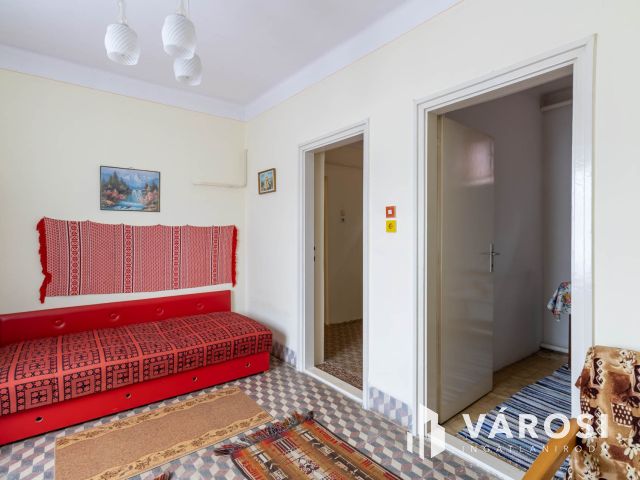 Téglaépítésű családi ház 920 m²-es telken Enyingen